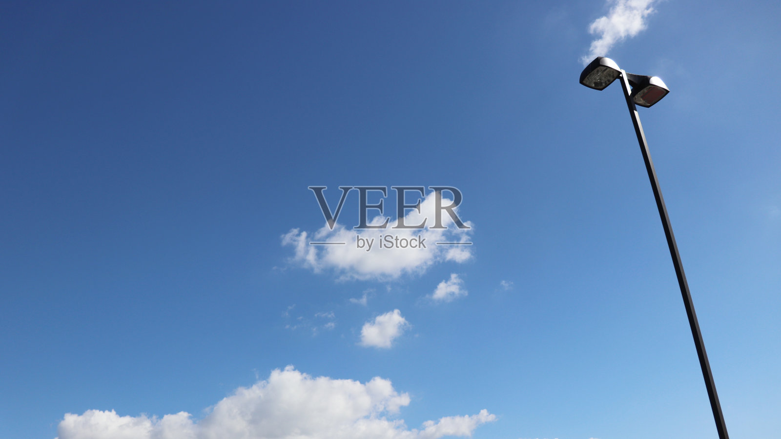 高高的路灯和天空的云彩照片摄影图片