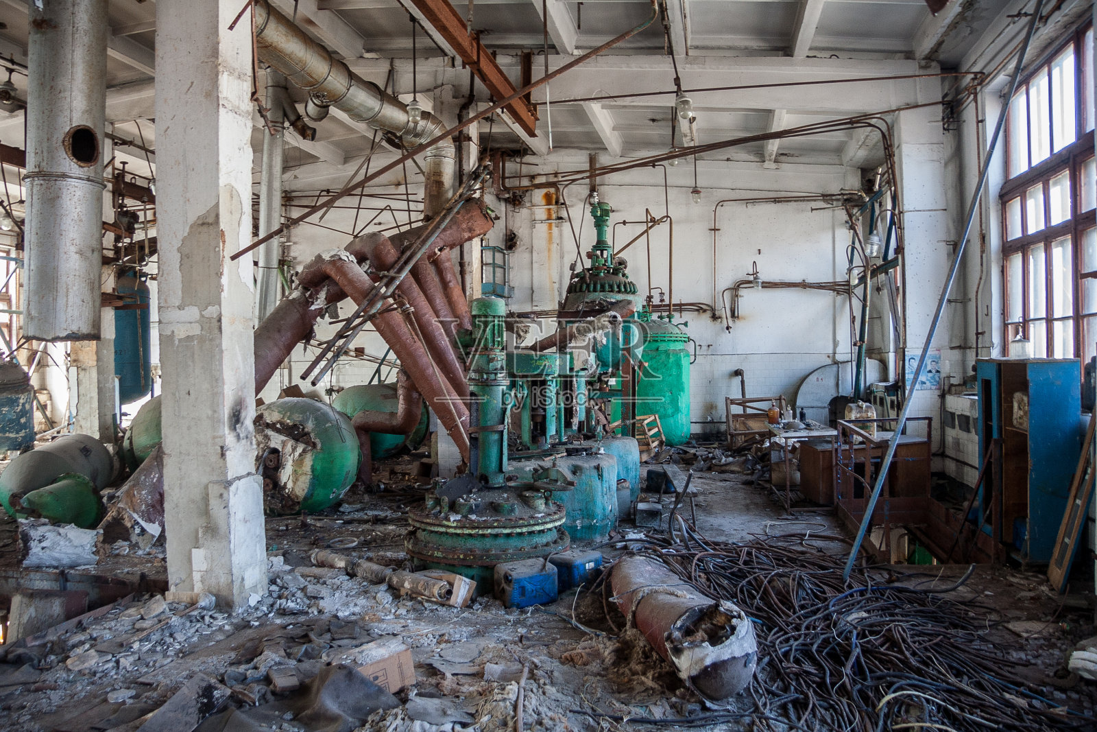 废弃的化学制药维生素厂和设备的残骸照片摄影图片