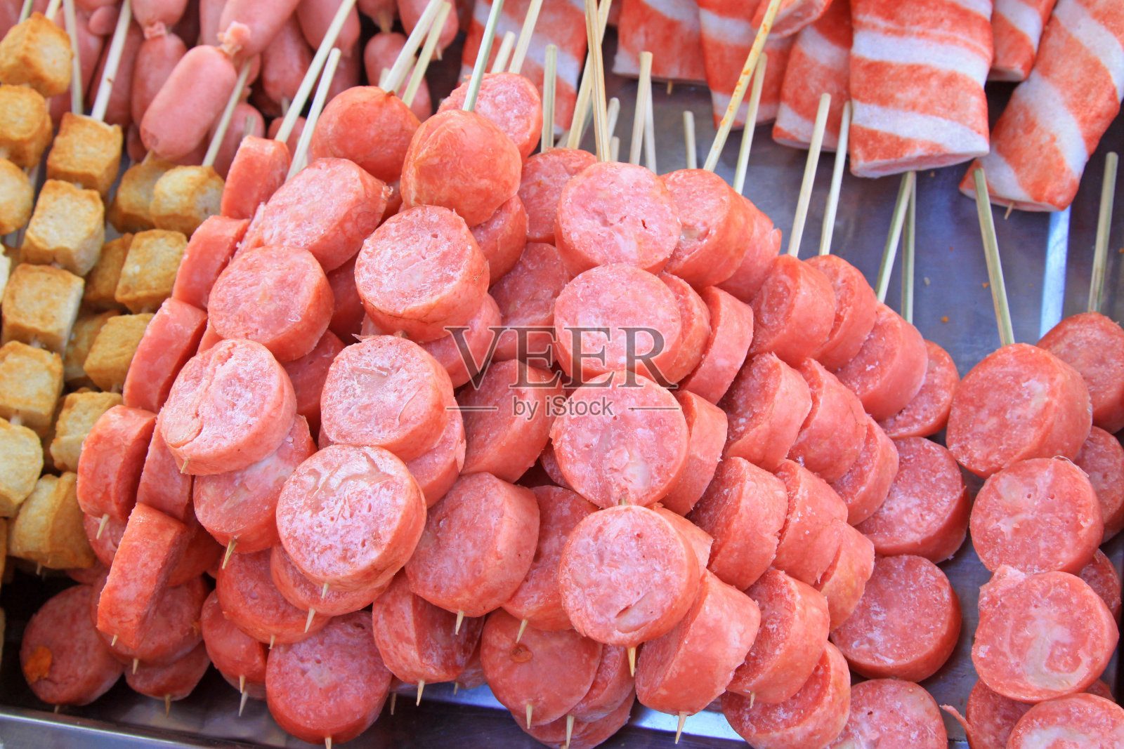 特色食品——炸香肠，近距离的美味照片摄影图片