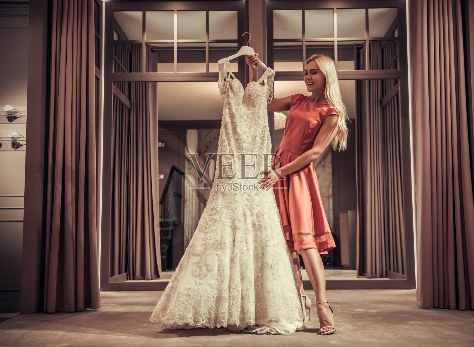 美丽的新娘在婚礼沙龙照片摄影图片