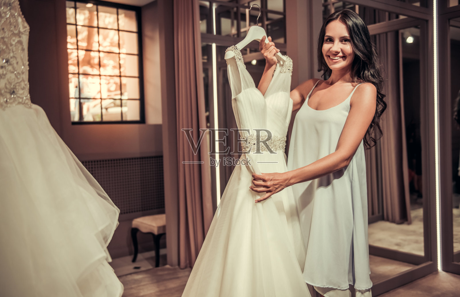 美丽的新娘在婚礼沙龙照片摄影图片