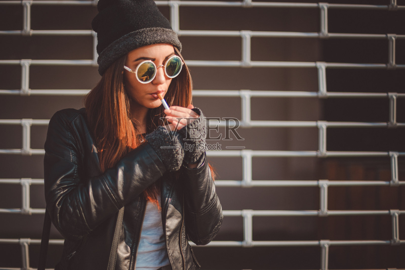 年轻女子点燃一支香烟照片摄影图片