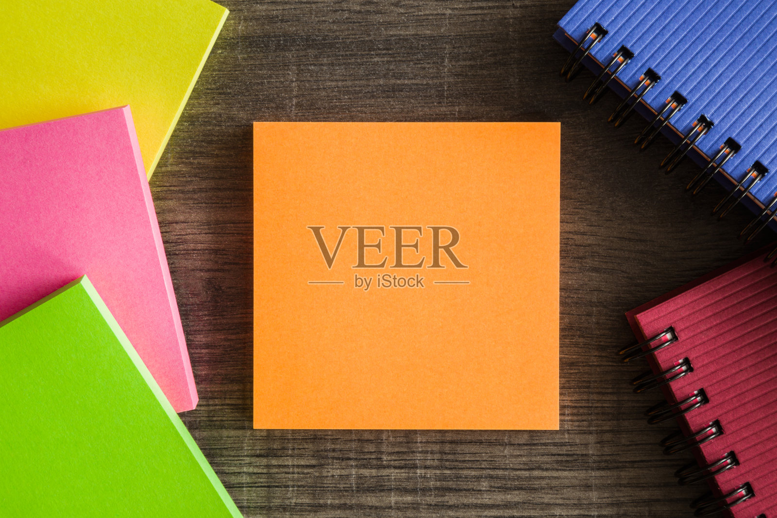 在便利贴上写下重要的想法、计划、回忆、信息、赞美或其他带有积极情绪的文字。提醒的概念。前视图。照片摄影图片