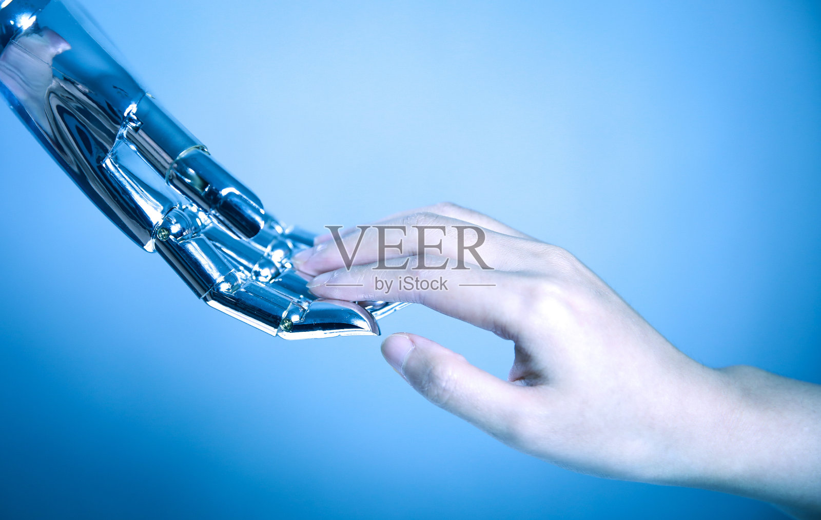 人类和机器人的手触摸照片摄影图片