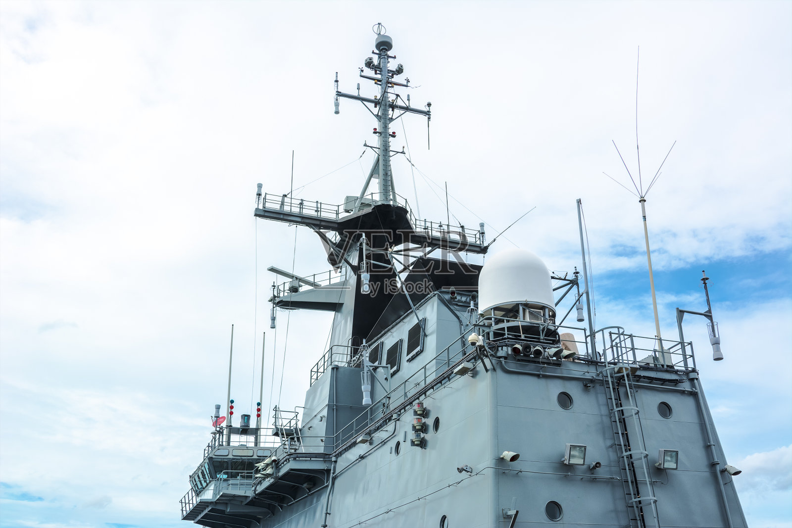 晴空下战舰上的雷达系统照片摄影图片