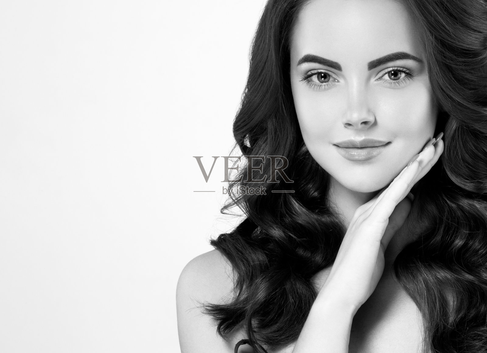 女人的脸年轻漂亮，皮肤健康肖像，双手黑白相间。照片摄影图片