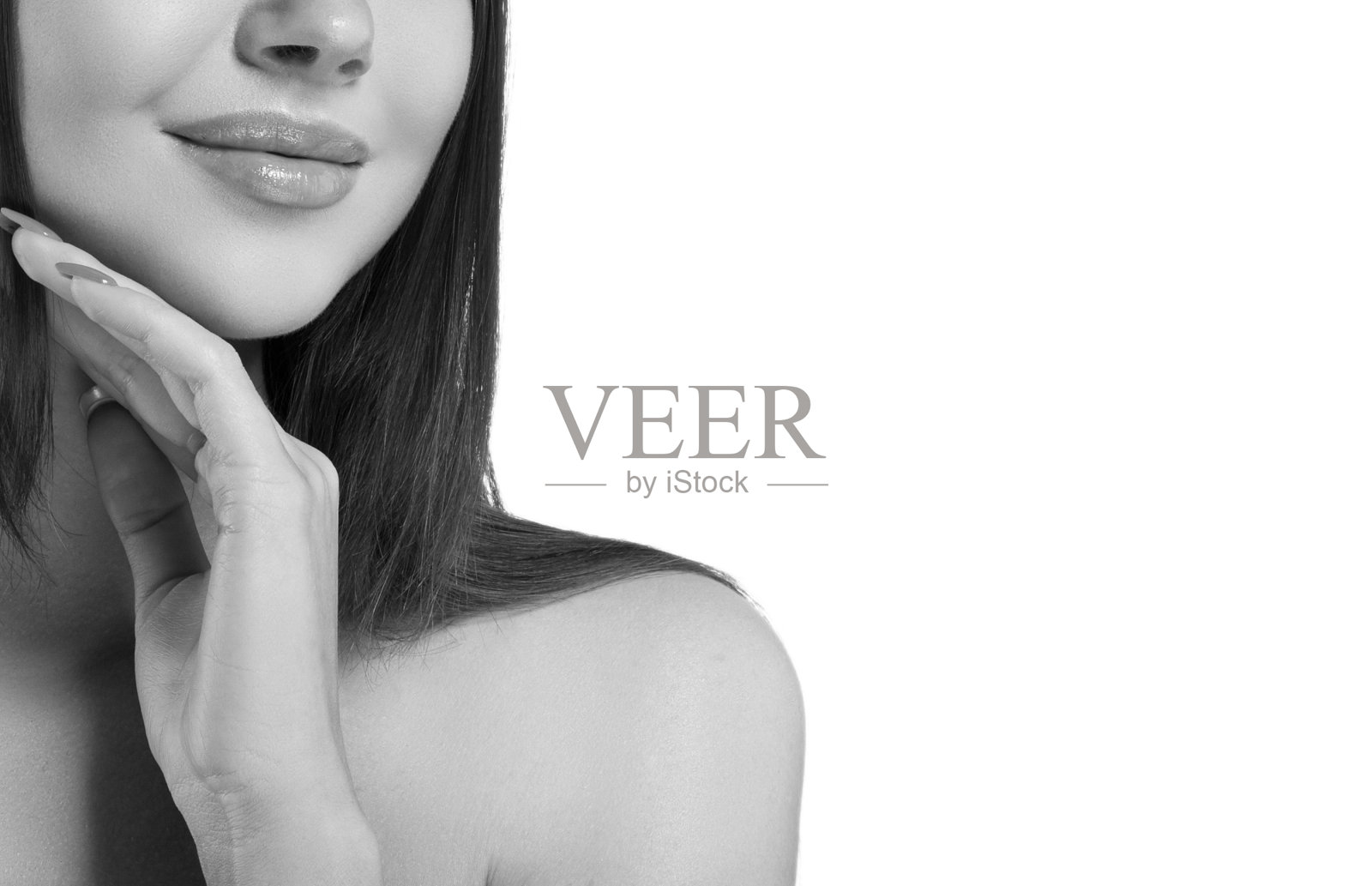 女人的鼻子，嘴唇和肩膀。黑白美人肖像。照片摄影图片