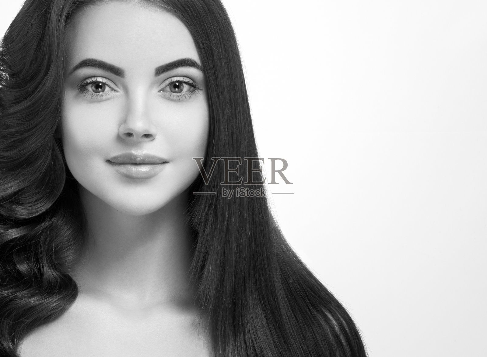 女人的脸年轻漂亮健康，肤色黑白分明。照片摄影图片