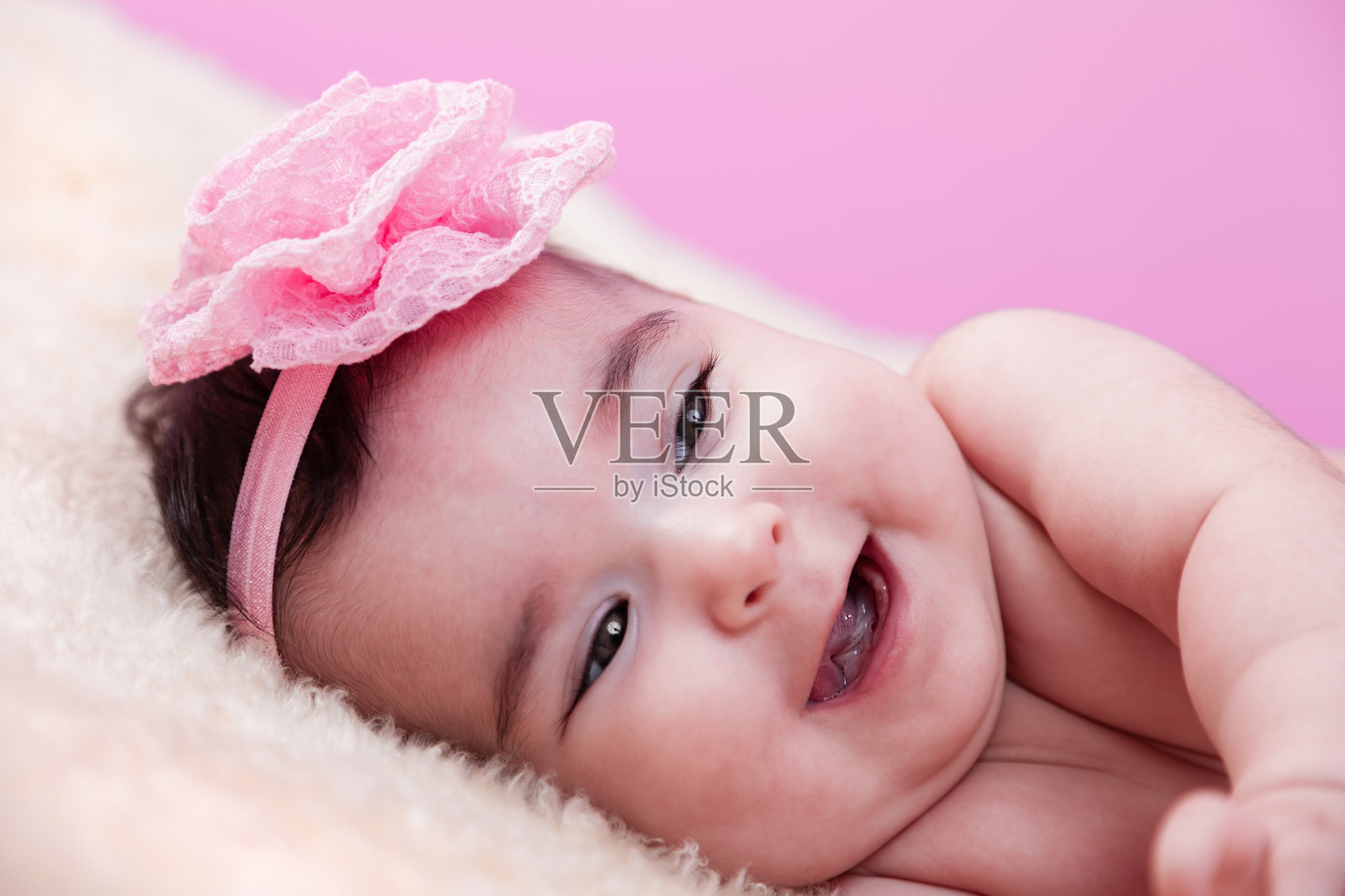 可爱，漂亮，快乐，胖乎乎的小女孩肖像带着大大的微笑，大笑。照片摄影图片