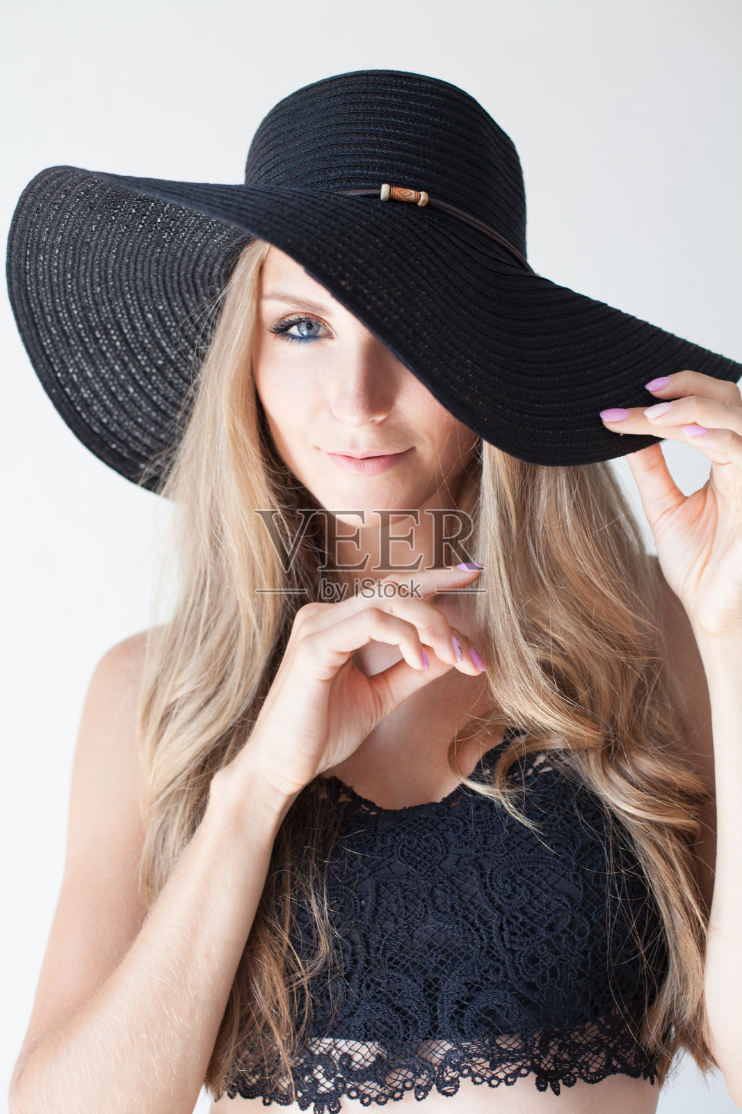 肖像的时尚女孩戴着帽子与大的领域照片摄影图片