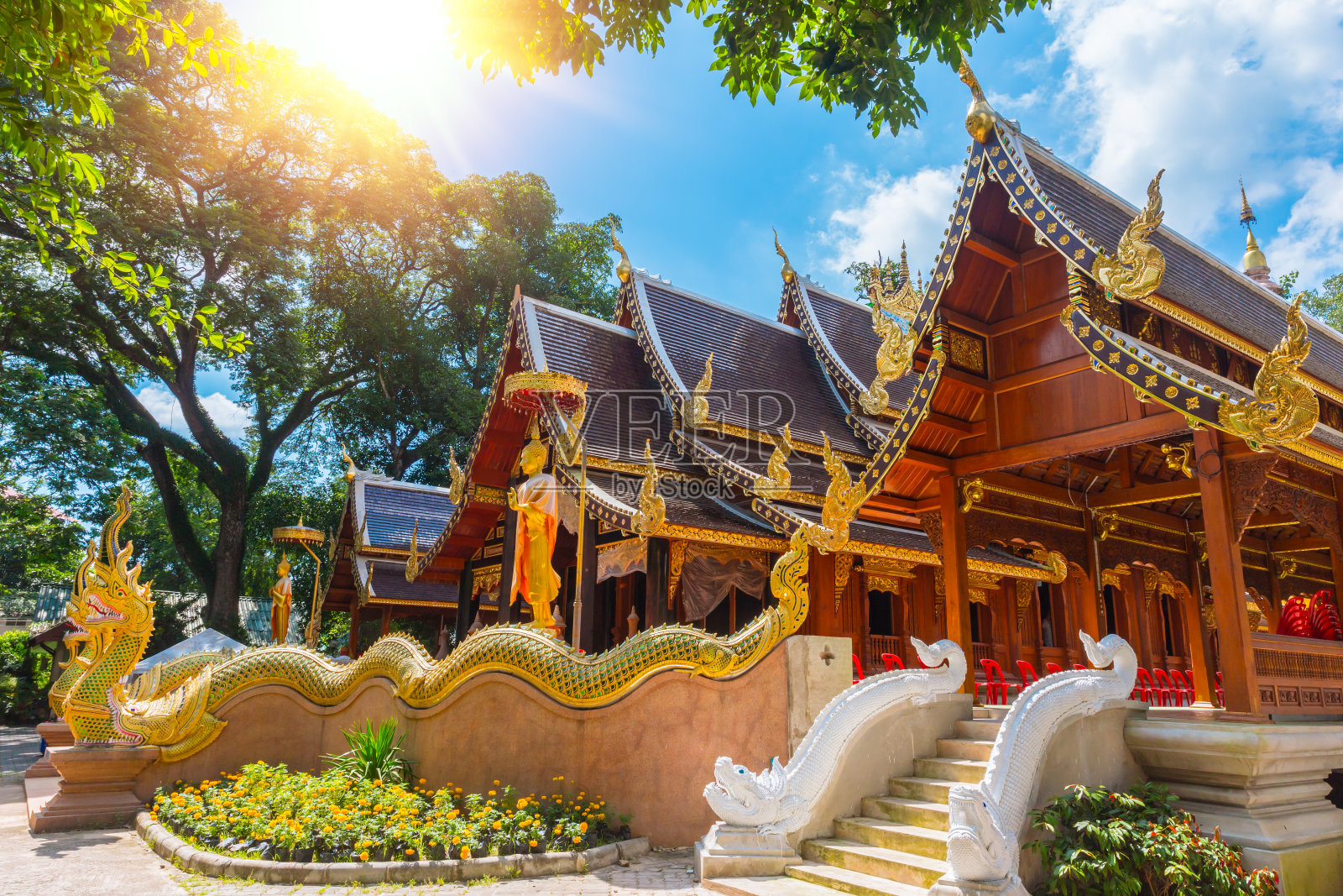 美丽的泰国寺庙与木制手工艺术装饰在清迈Wat Ram Poeng (Tapotaram)寺庙照片摄影图片