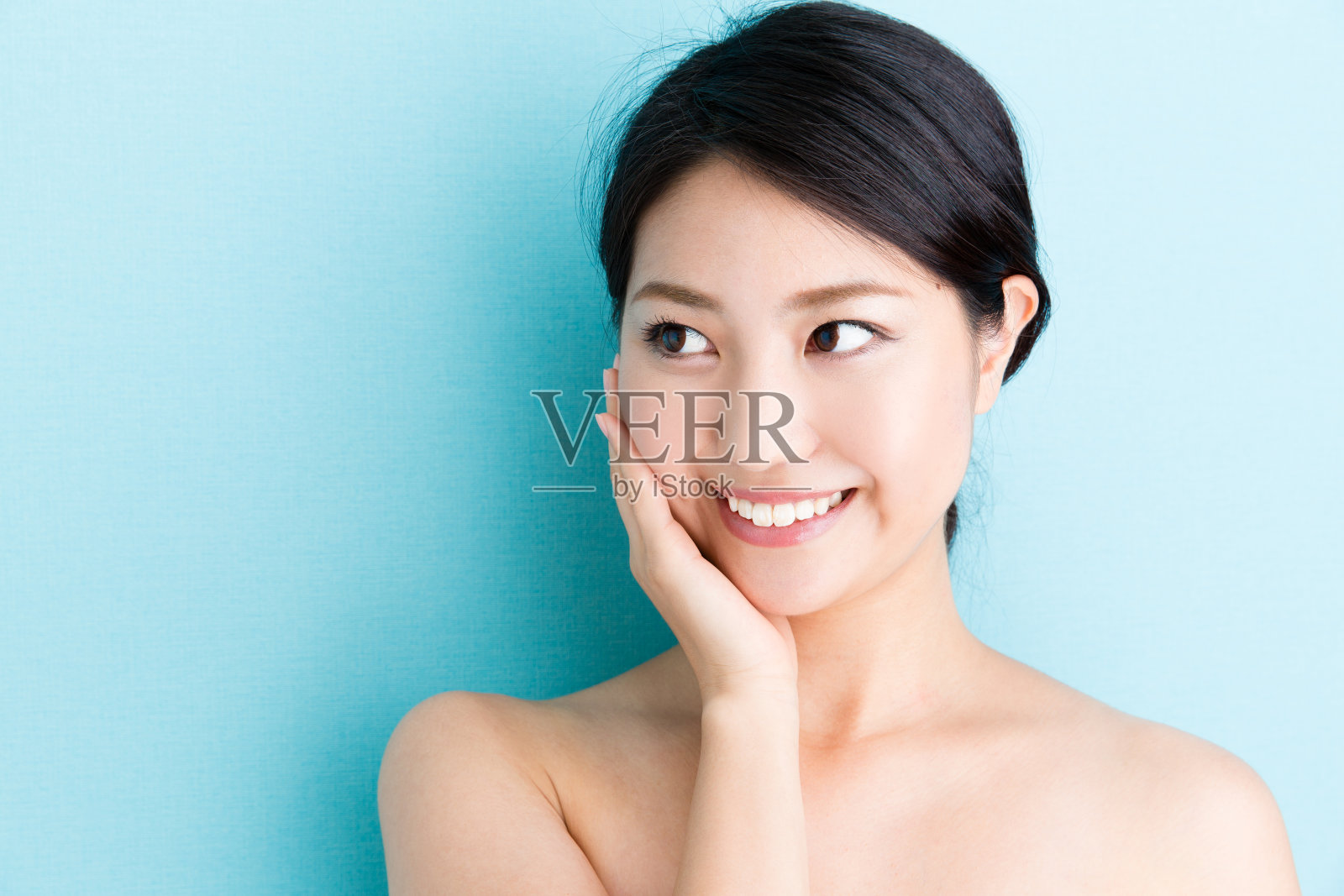 迷人的亚洲女人美丽图像上的蓝色背景照片摄影图片