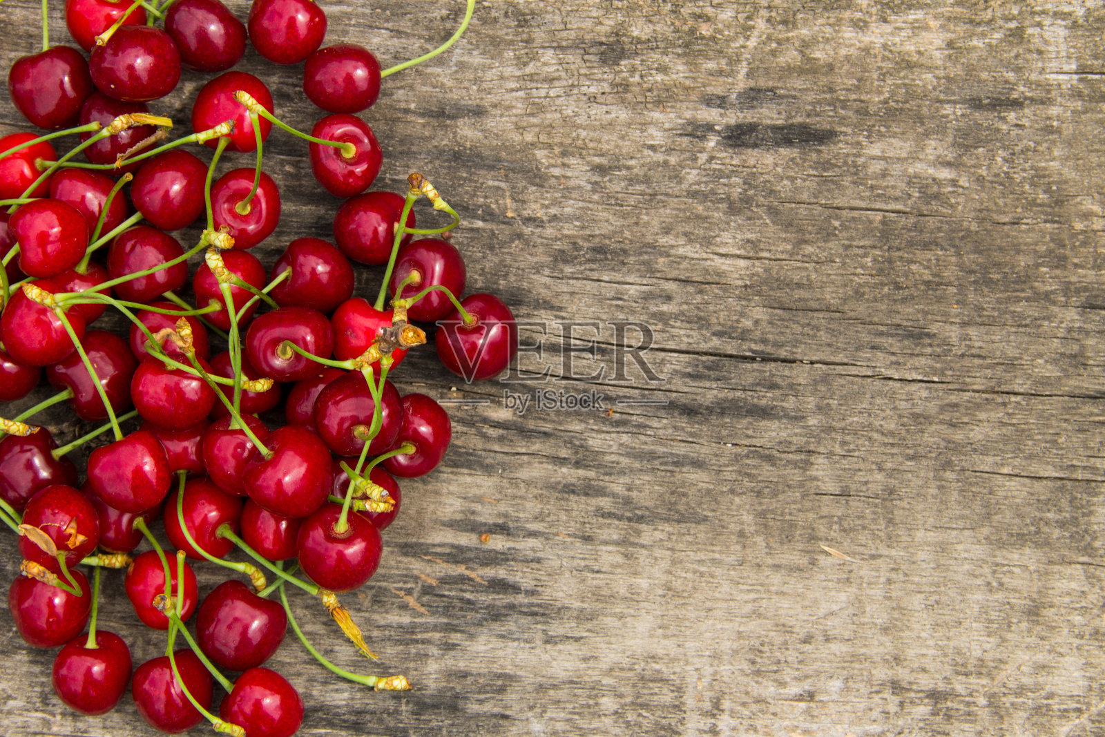 木制背景上的红色樱桃照片摄影图片
