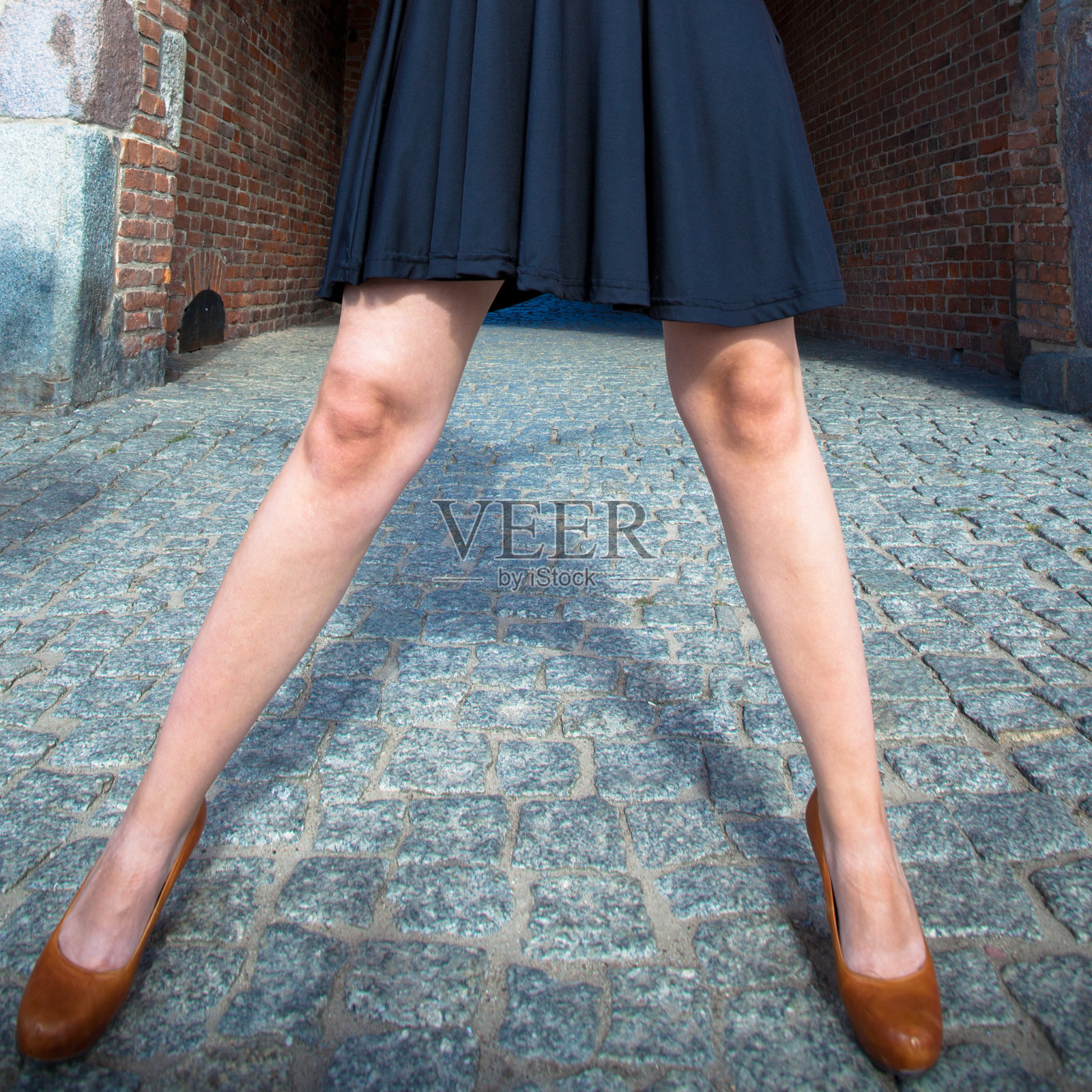 时尚。女性的腿在时尚的鞋户外照片摄影图片