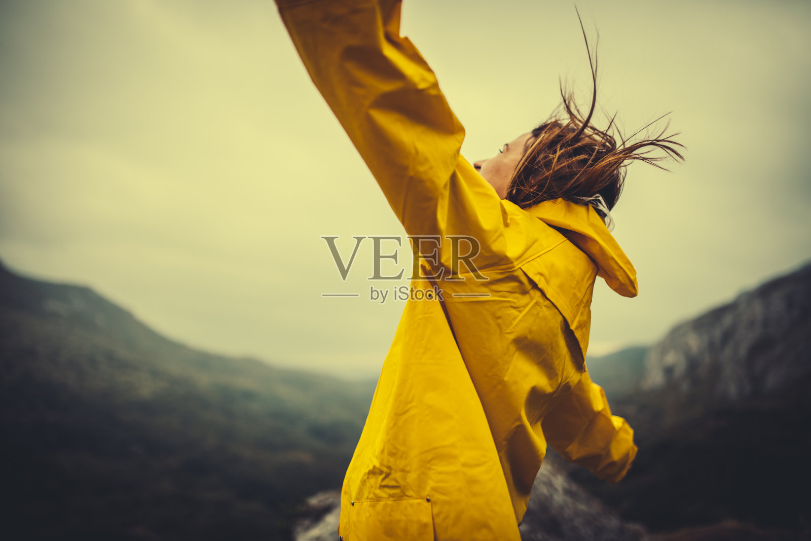 孤山中的女人照片摄影图片