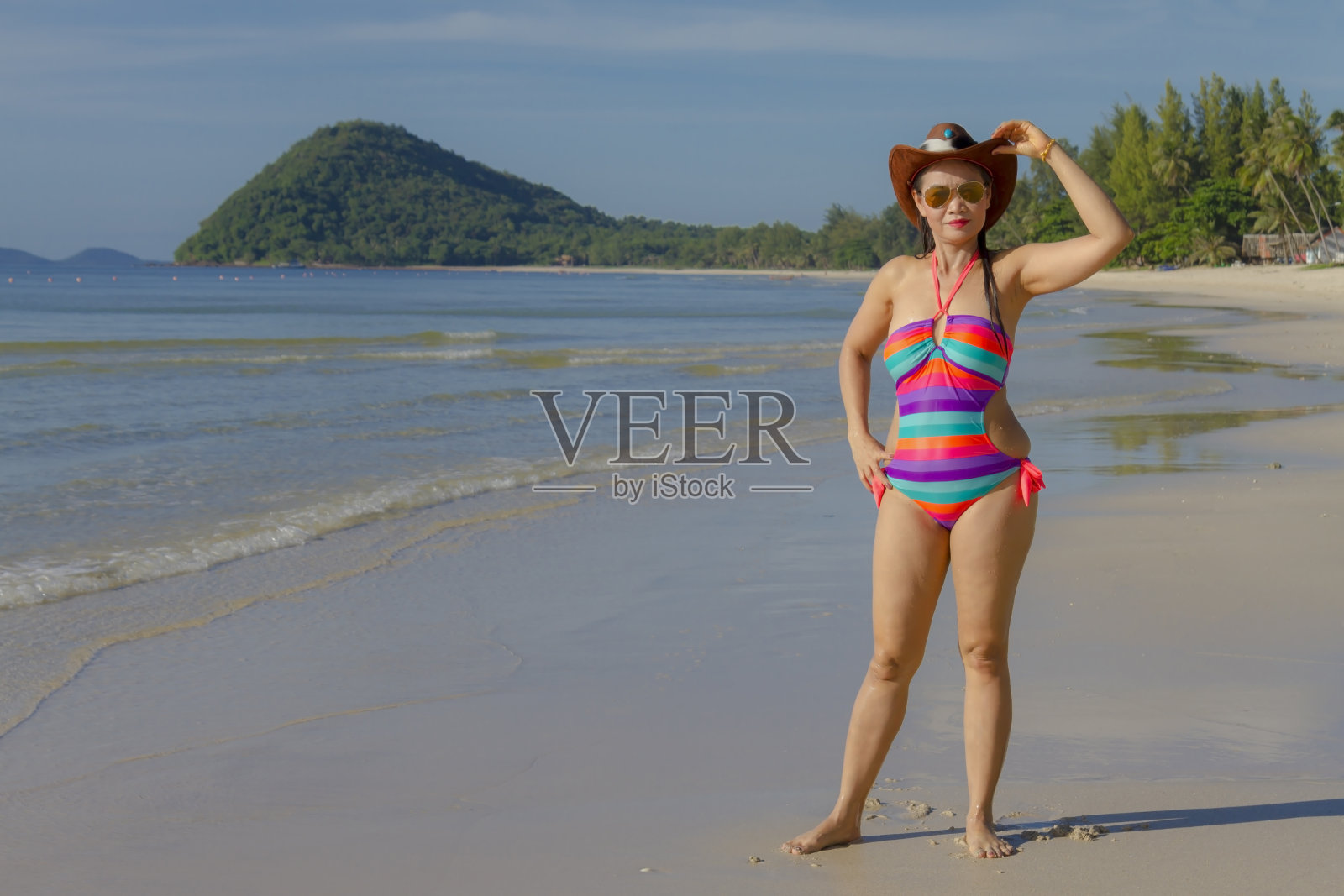 女人身体性感象征比基尼早上在海滩上照片摄影图片