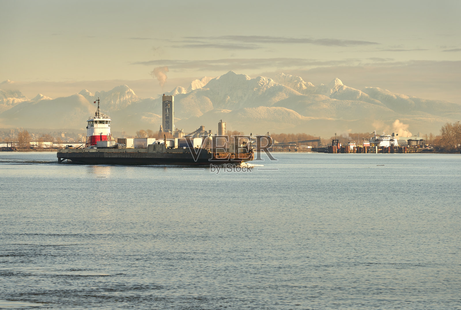 卡车驳船，弗雷泽河，温哥华照片摄影图片