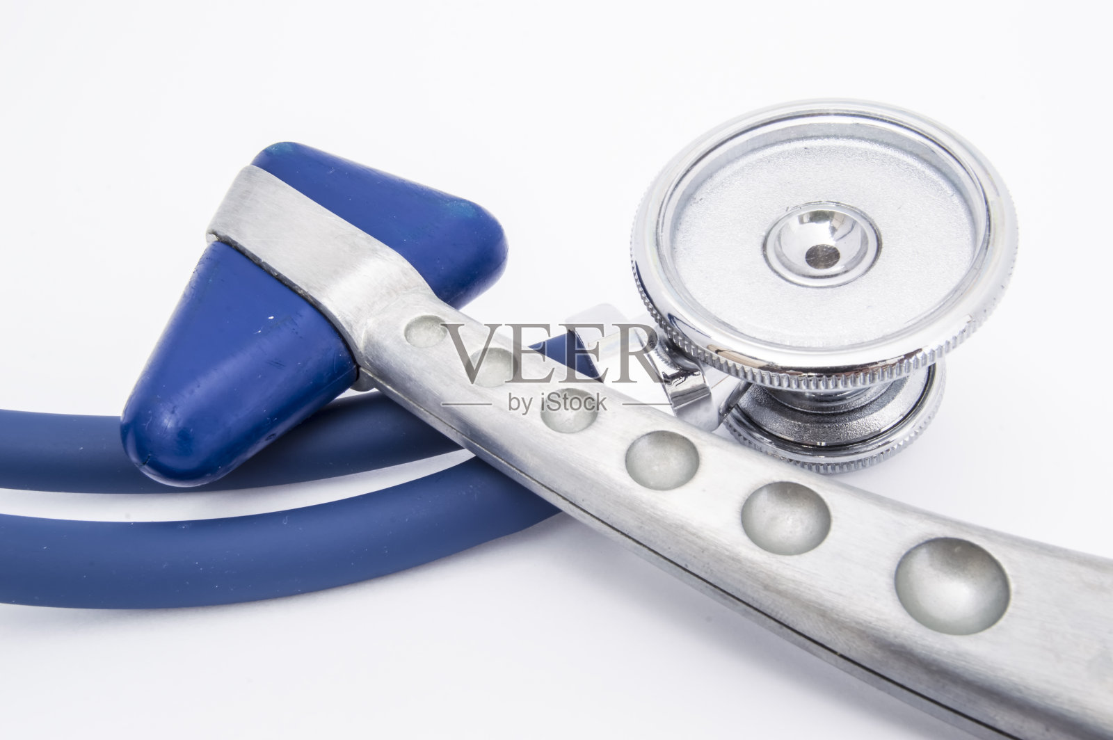 白色的桌子上放着带有蓝色元素的声内窥镜和神经锤。在临床医学家或神经学家的实践中必要的诊断工具照片摄影图片