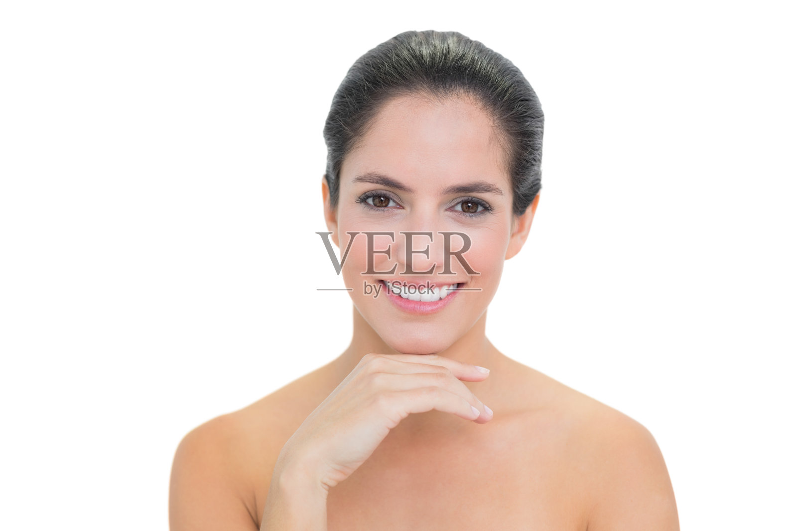 微笑裸露的黑发触摸她的下巴照片摄影图片