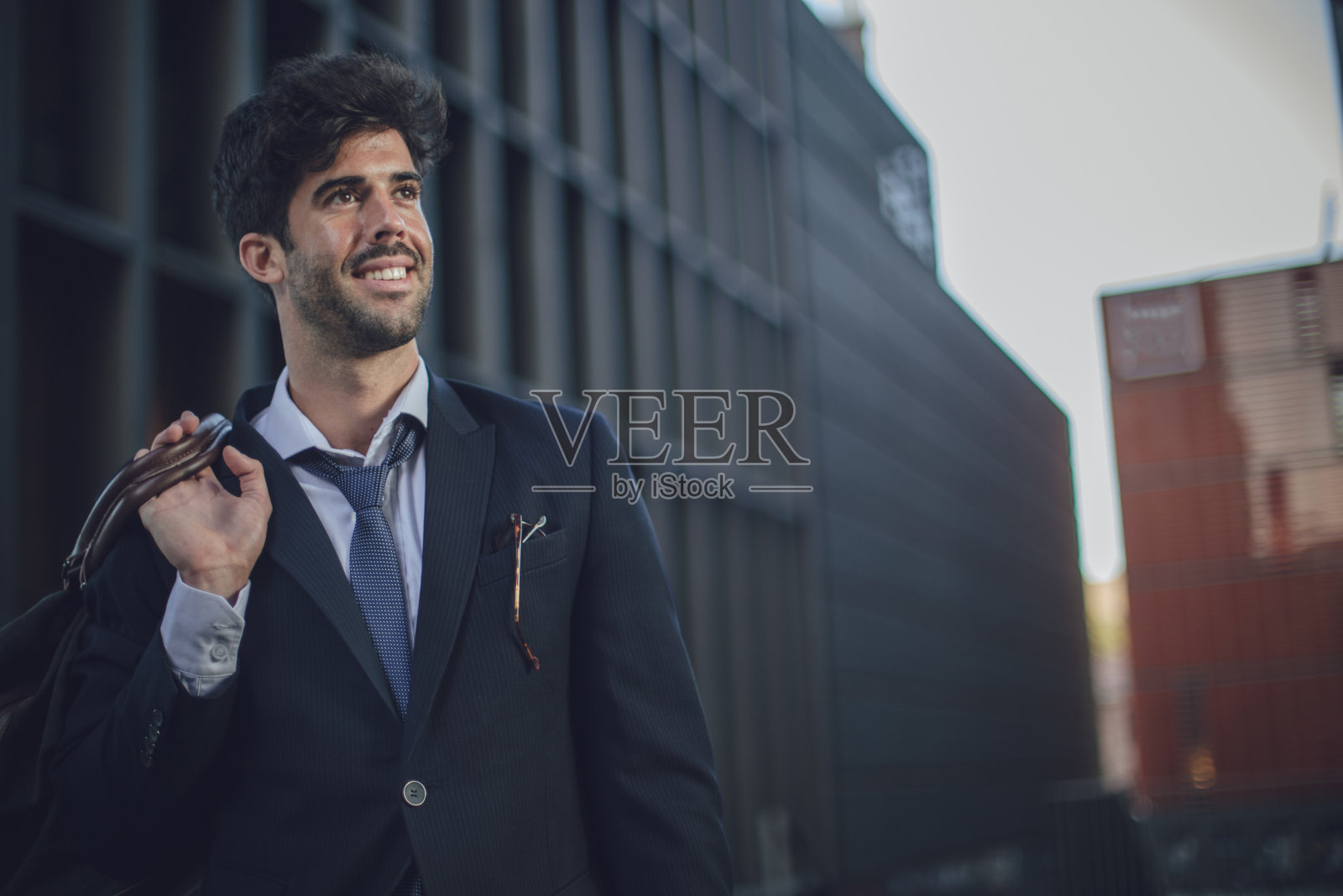 拿着包的商人照片摄影图片