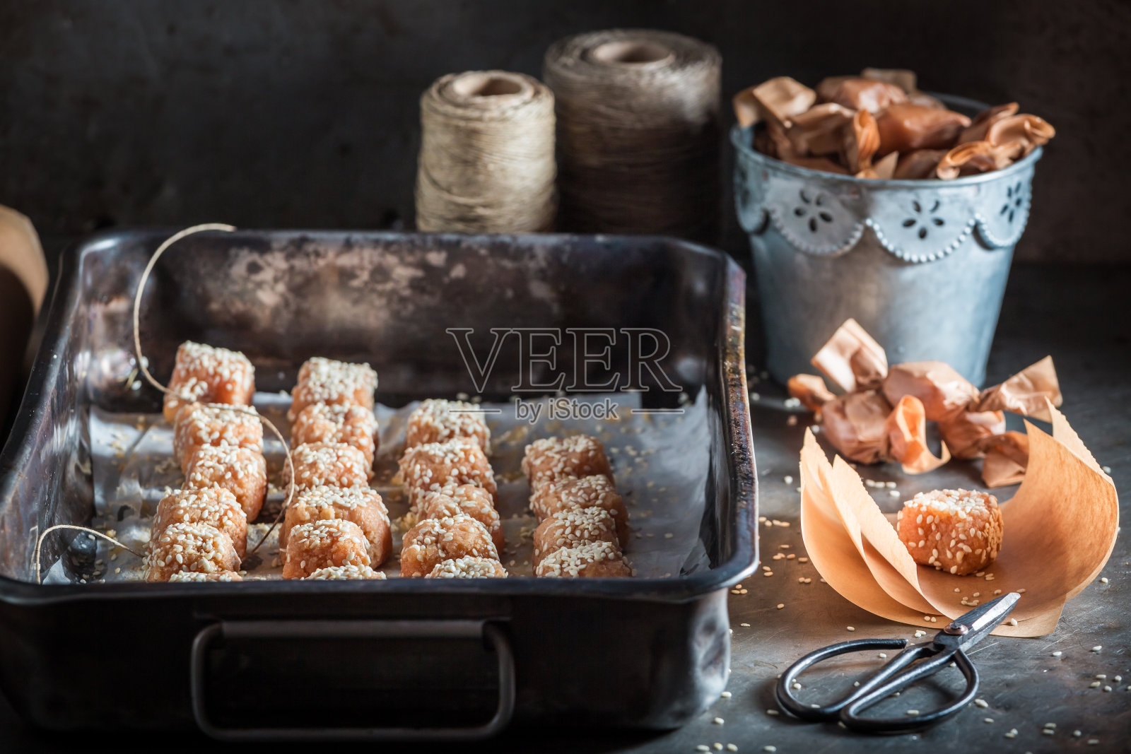 用芝麻和糖制作的香甜的自制软糖照片摄影图片
