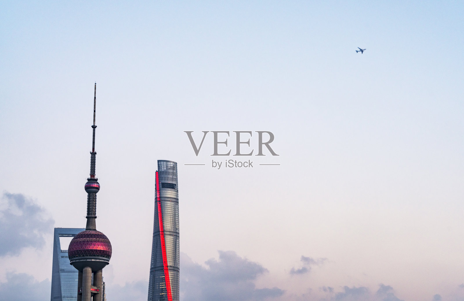 夕阳下的上海天际线照片摄影图片