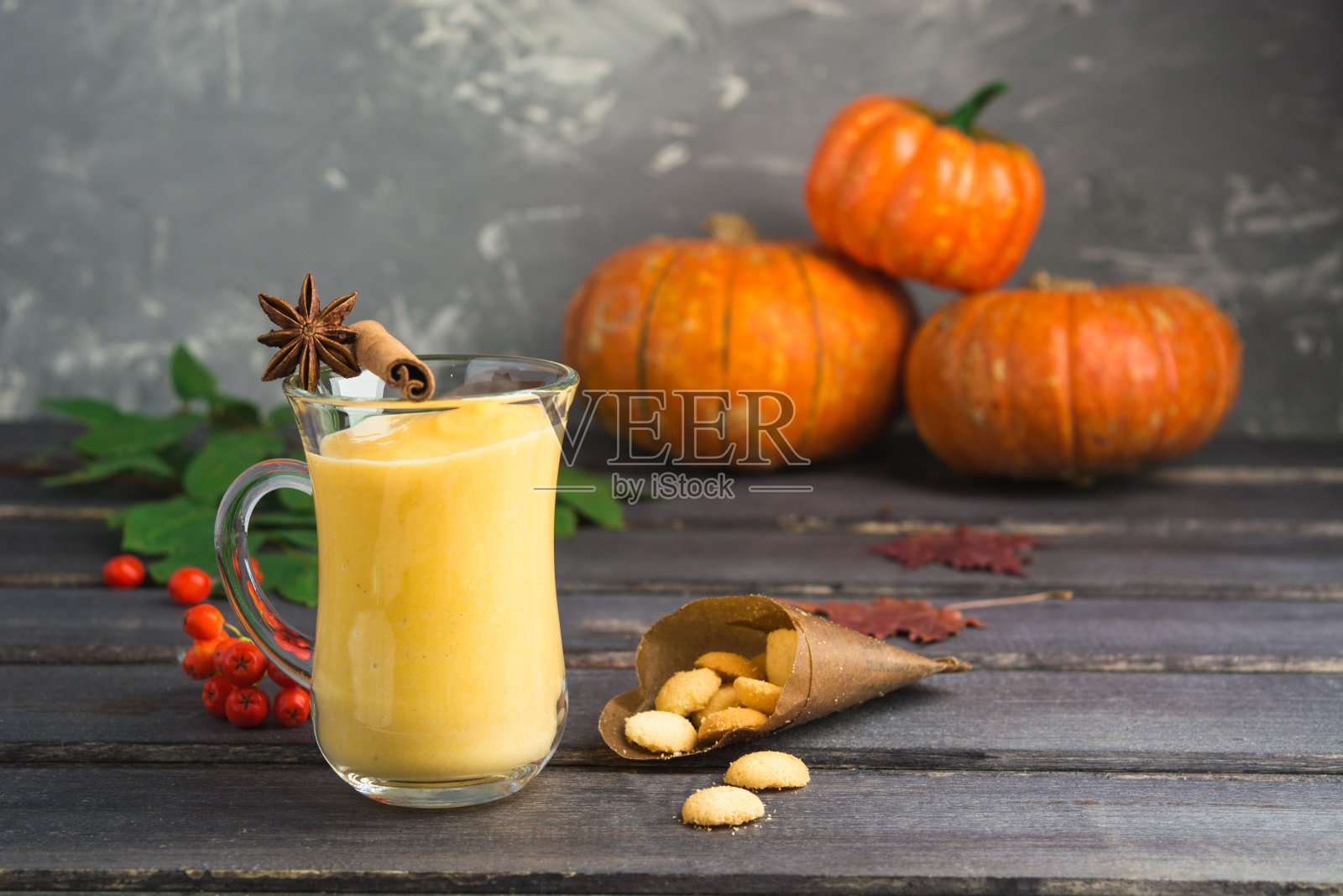 南瓜冰沙加牛奶和香料照片摄影图片