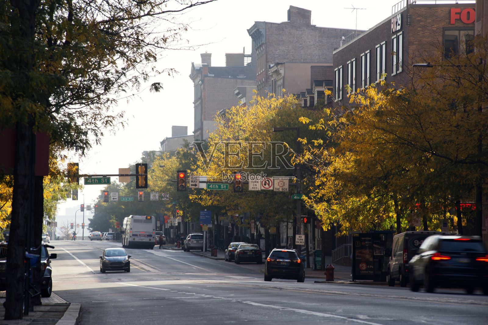 费城市区早上的交通状况照片摄影图片