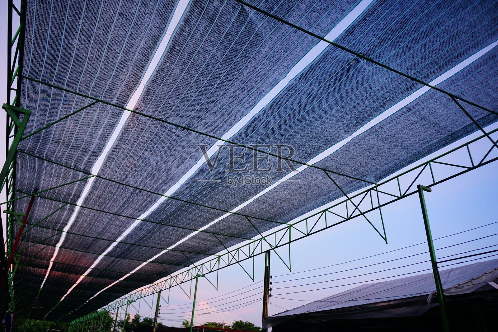 黑色遮阳网覆盖在房子上照片摄影图片