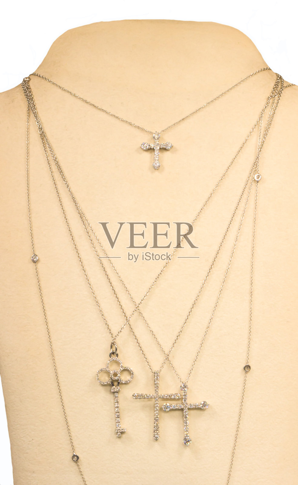 钻石银项链，钻石项链在白色人体模型的背景。照片摄影图片