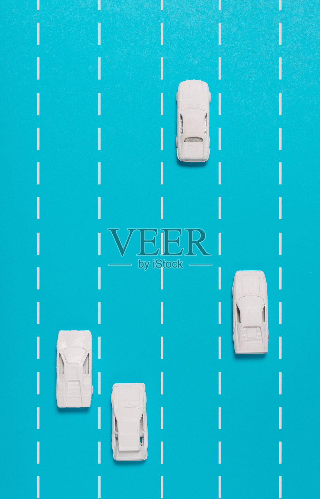 从高角度看交通与玩具汽车漆成白色照片摄影图片