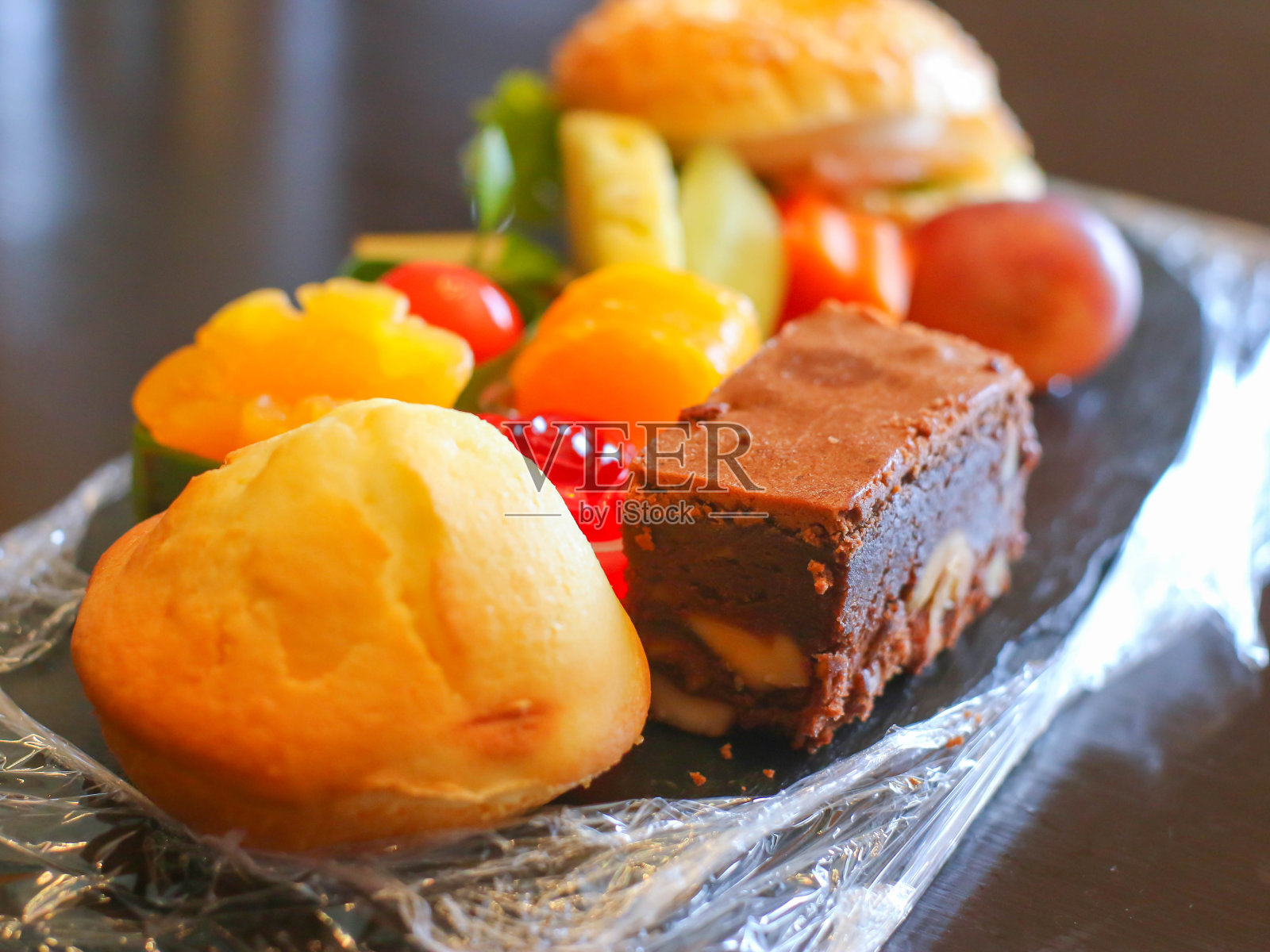 甜食、饼干、浆果、水果。选择性聚焦，景深很浅照片摄影图片