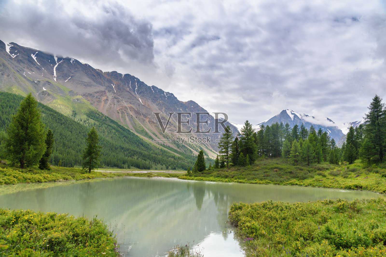 阿克特鲁山谷的一个小湖。阿尔泰共和国、俄罗斯照片摄影图片