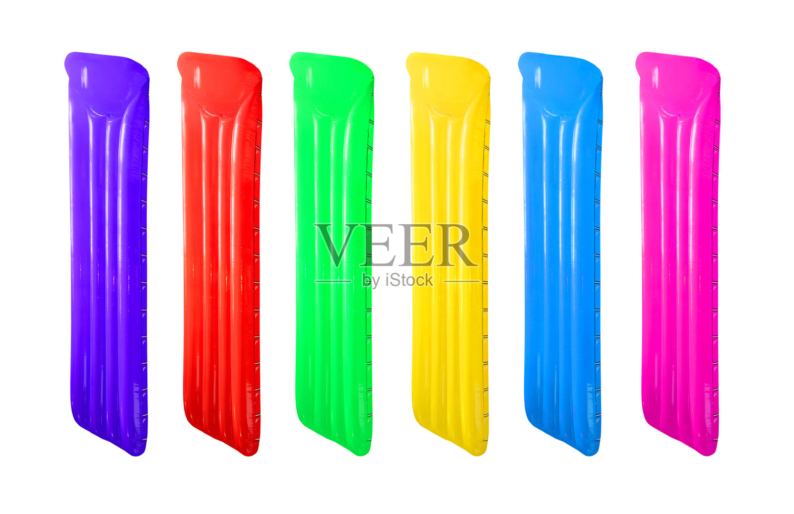 白色背景上的彩色充气漂浮泳池筏床垫套装照片摄影图片