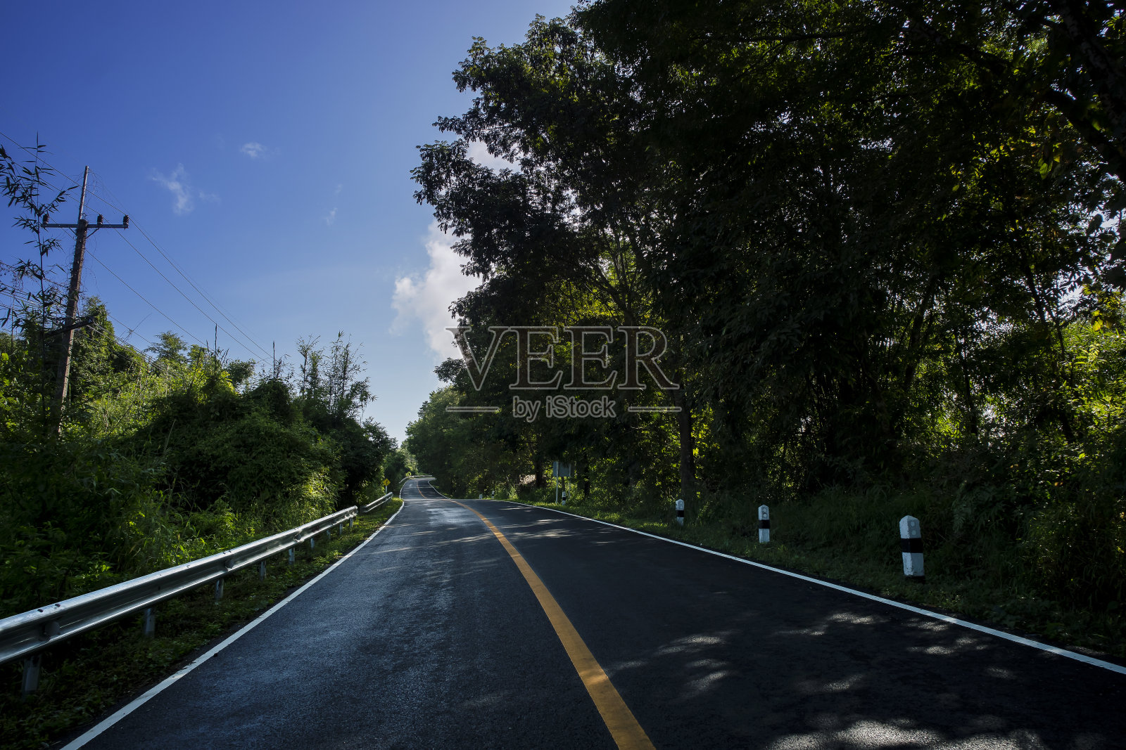 山上的乡村路照片摄影图片