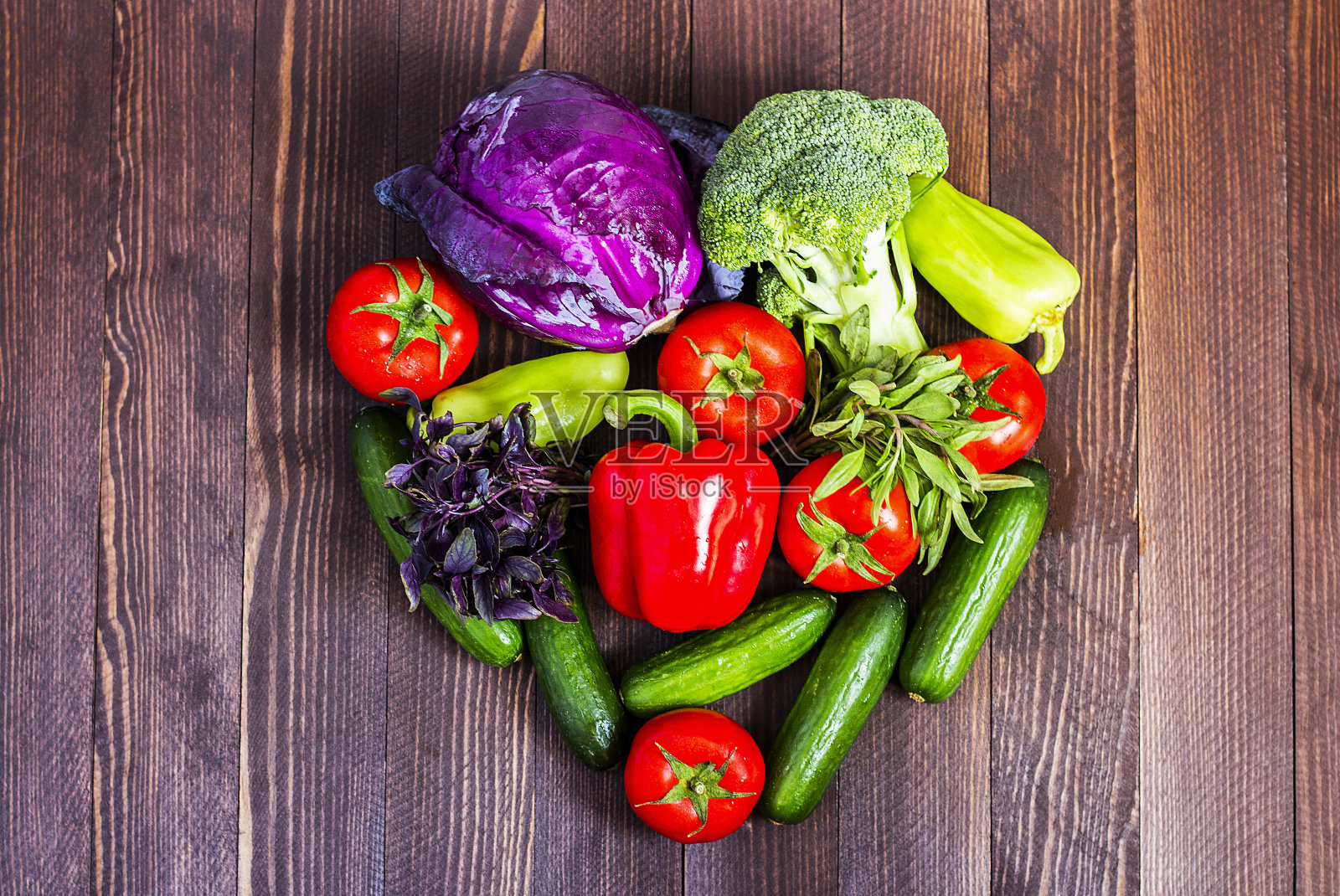 新鲜蔬菜红卷心菜和花椰菜，黄瓜和辣椒，西红柿和罗勒照片摄影图片