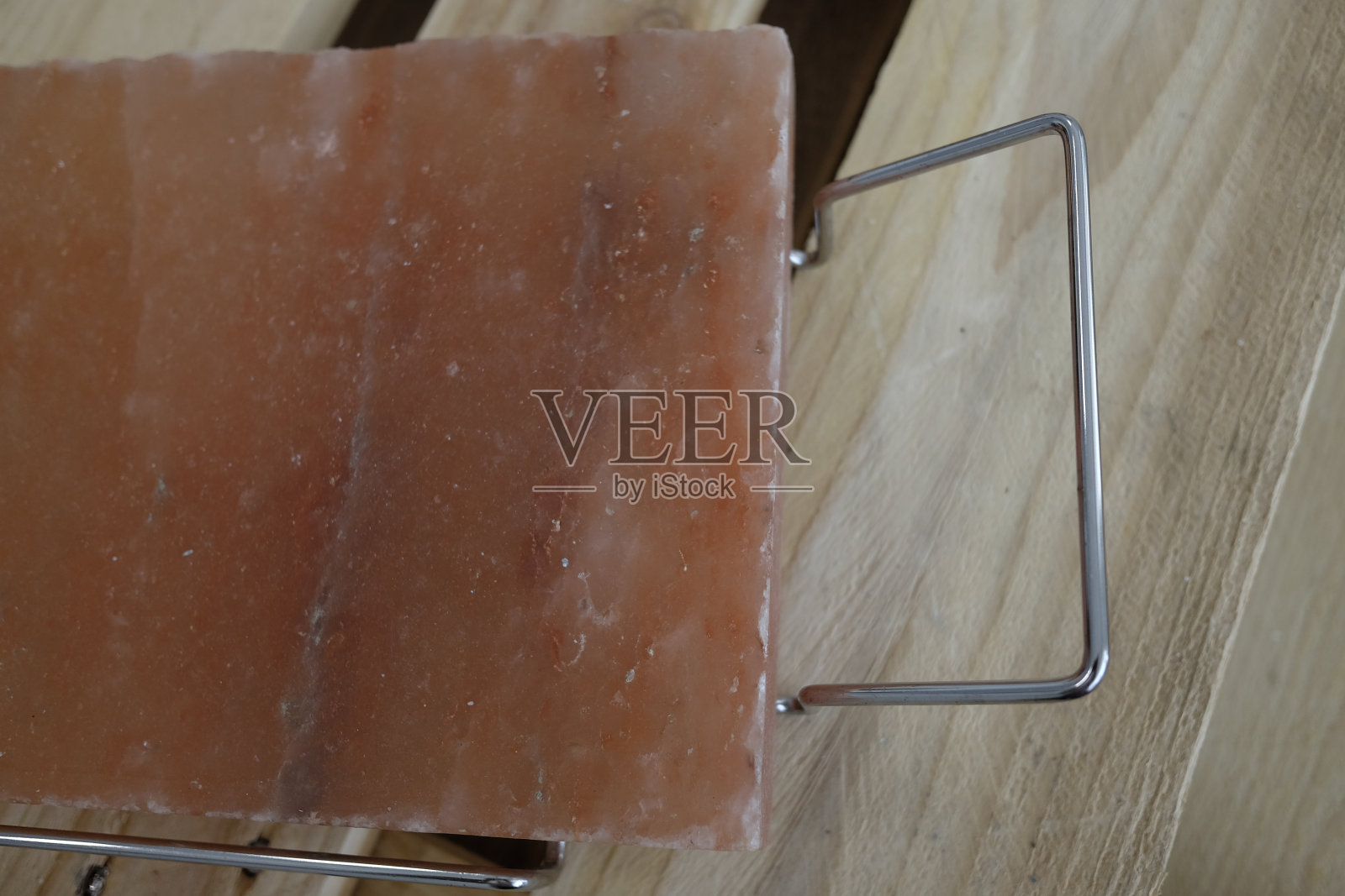 粉红色的盐盘用于烹饪照片摄影图片