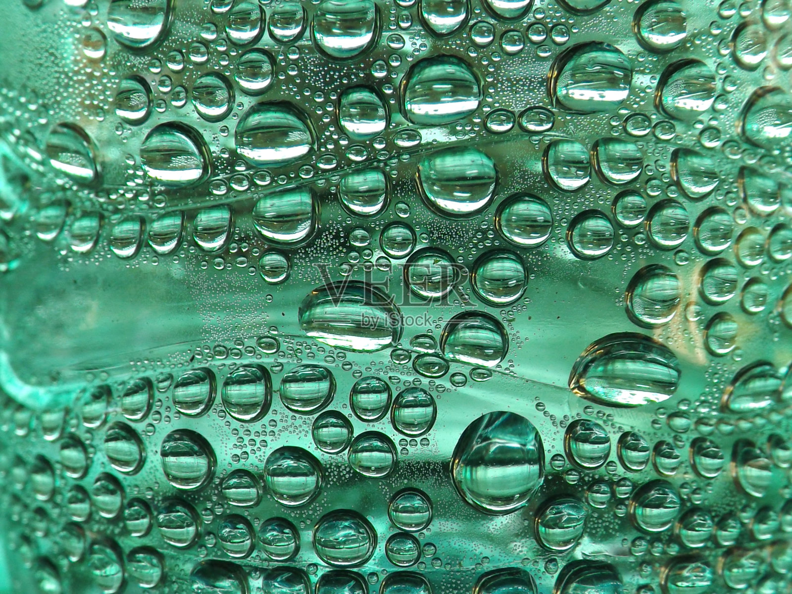 水滴呈深绿色照片摄影图片