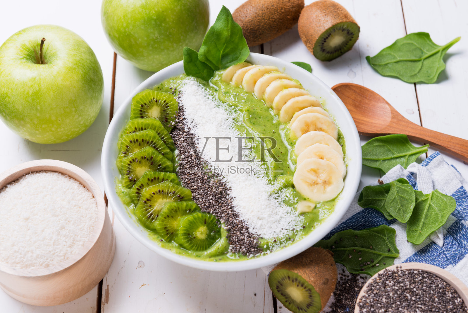 猕猴桃香蕉菠菜奶昔碗照片摄影图片