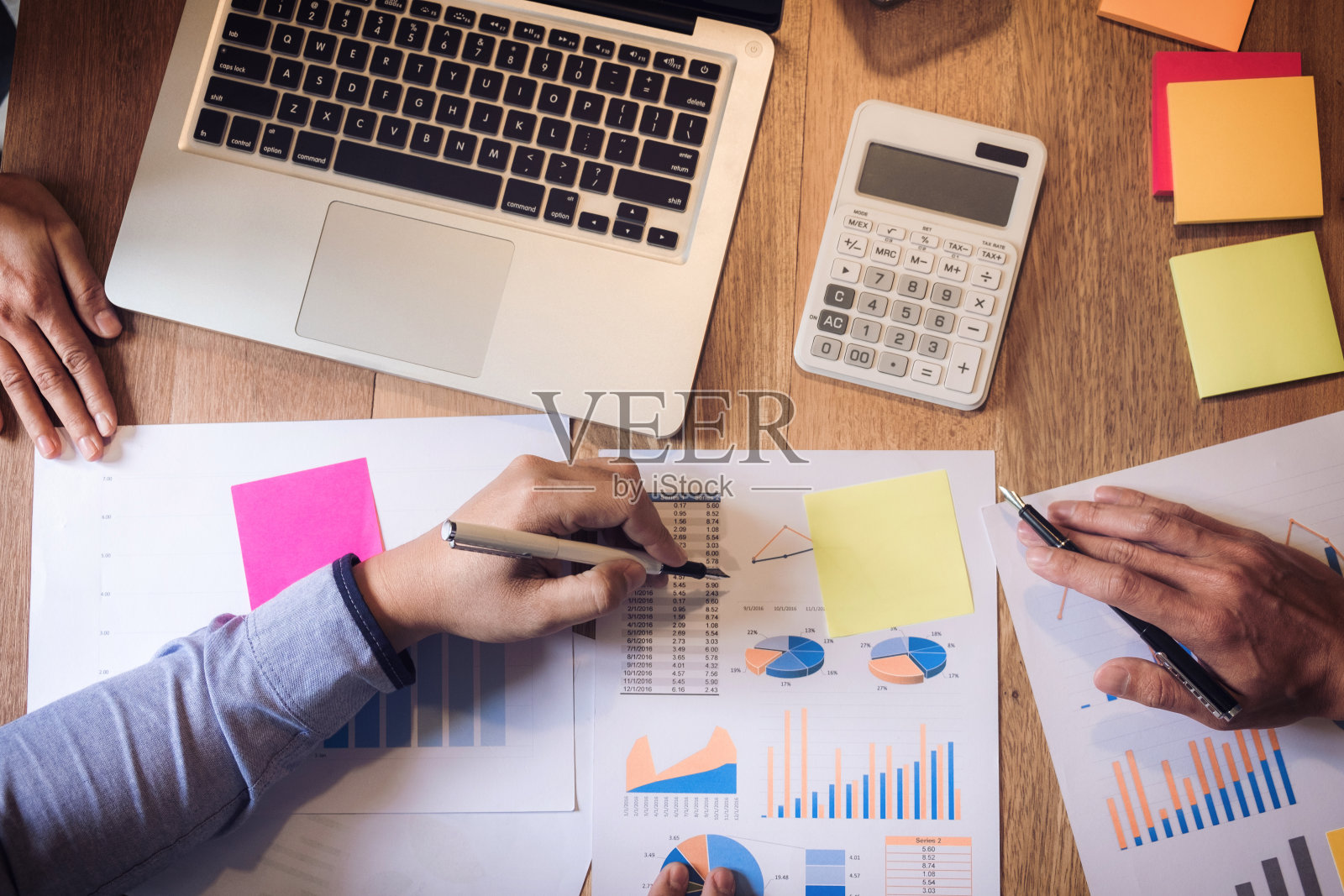 商务顾问分析财务与新创业的财务项目计划，同事团队讨论和头脑风暴问题以达到更好的结果，齐心协力，小组会议会议照片摄影图片