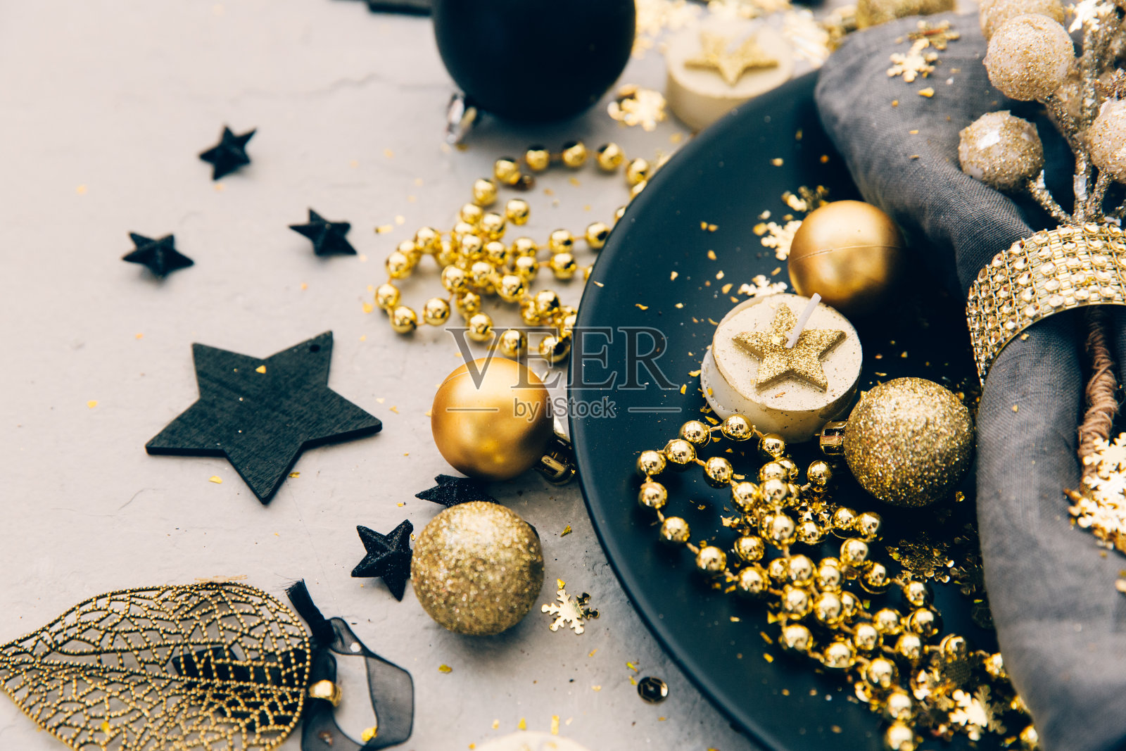 圣诞餐桌前的晚餐照片摄影图片