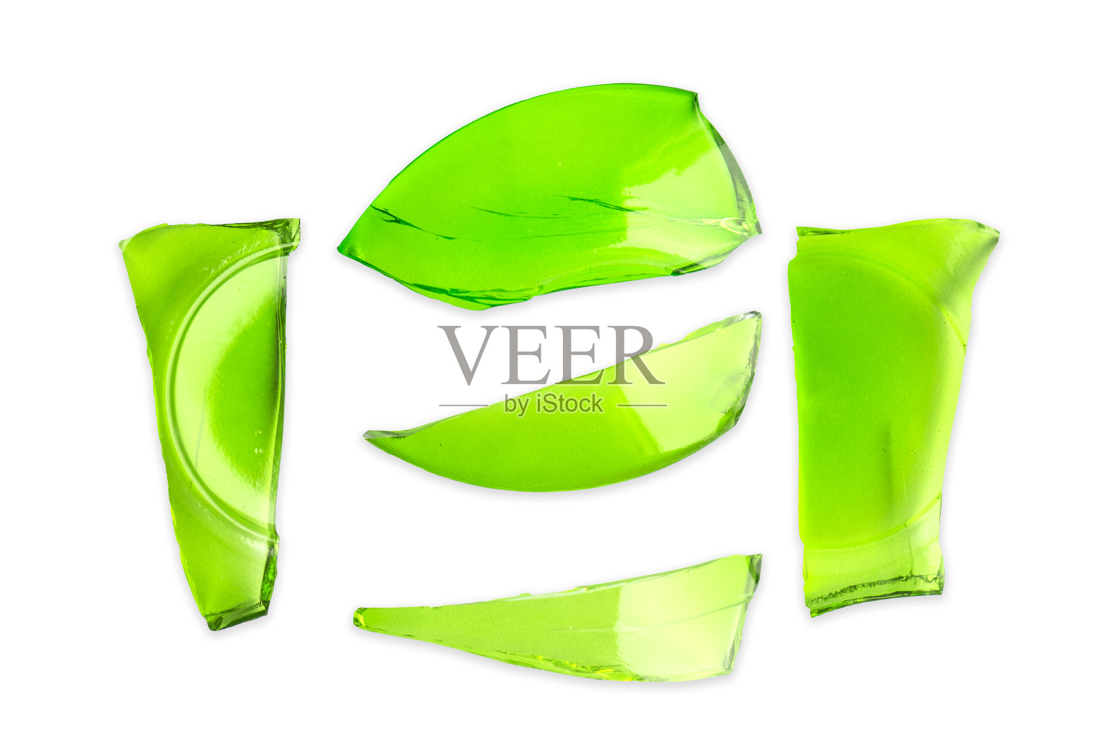 破碎的绿色玻璃孤立在白色背景上照片摄影图片