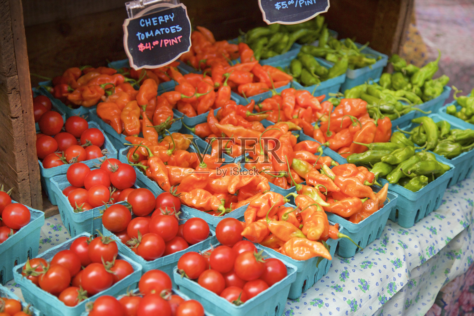 农贸市场上的樱桃番茄、橘菜田和青椒照片摄影图片