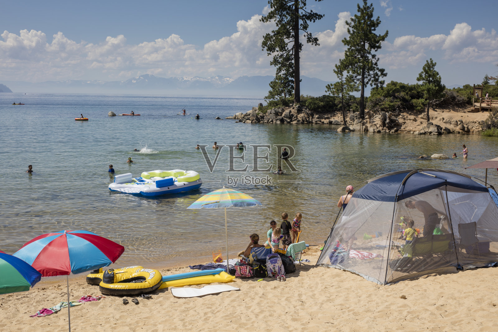 享受海滩和太浩湖在阳光灿烂的一天内华达照片摄影图片