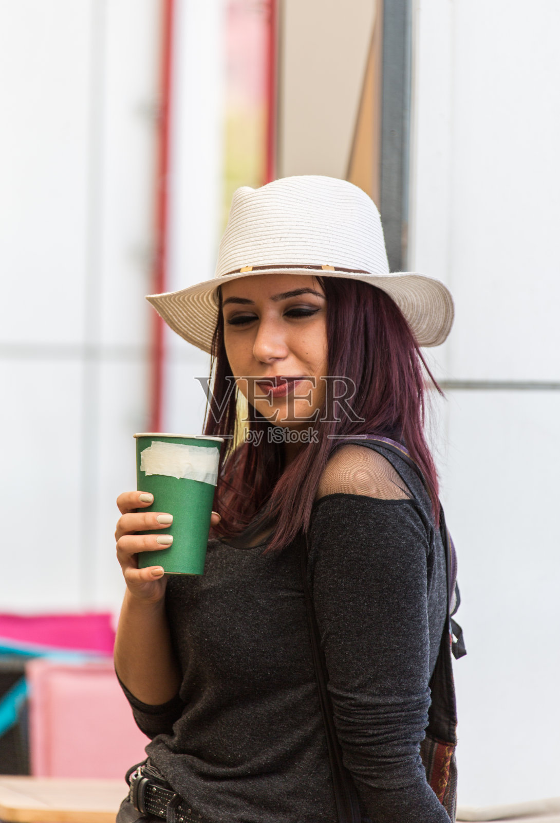 在咖啡店喝咖啡的漂亮女孩照片摄影图片