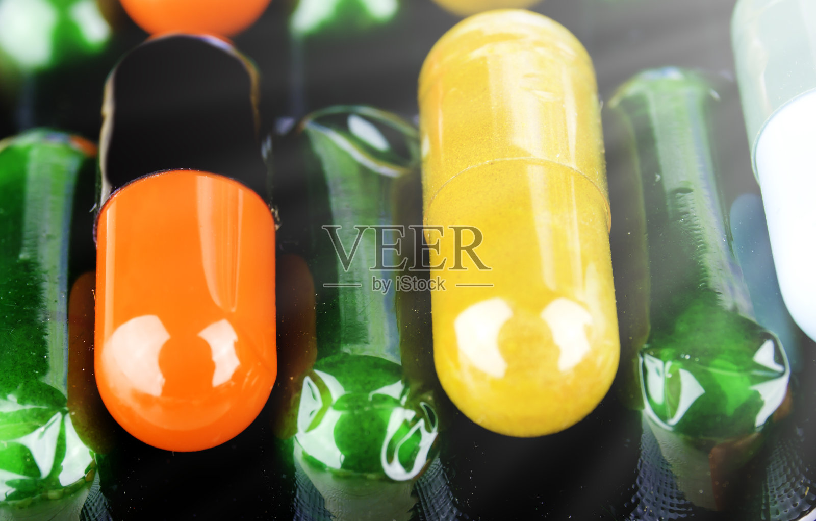 药物处方用于治疗药物。药品，保健容器内治疗。药房主题，胶囊药丸与药抗生素包装。特写,医学或胶囊。照片摄影图片