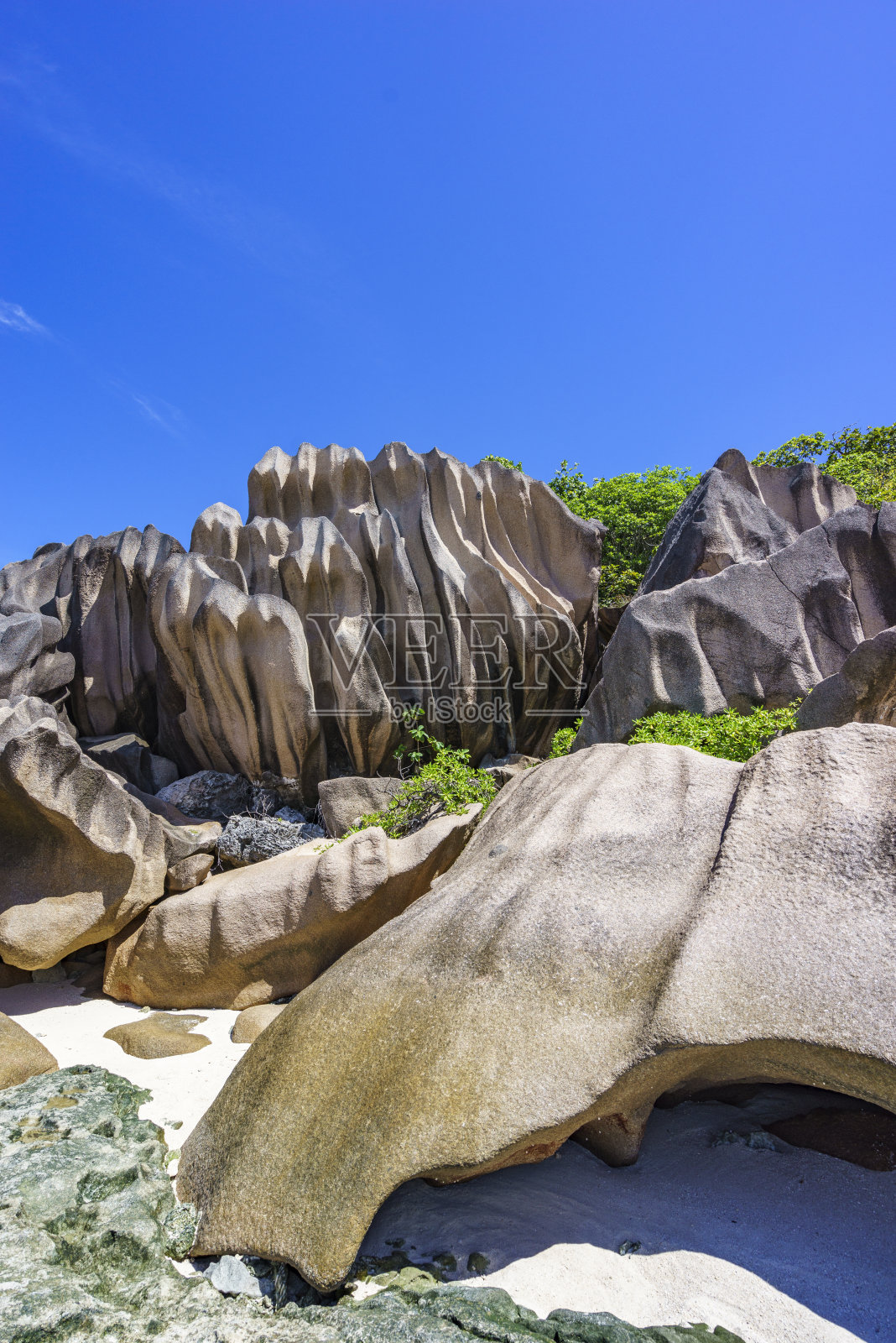 塞舌尔，拉迪戈，grand anse海滩上的珊瑚礁和巨大的花岗岩和棕榈树照片摄影图片