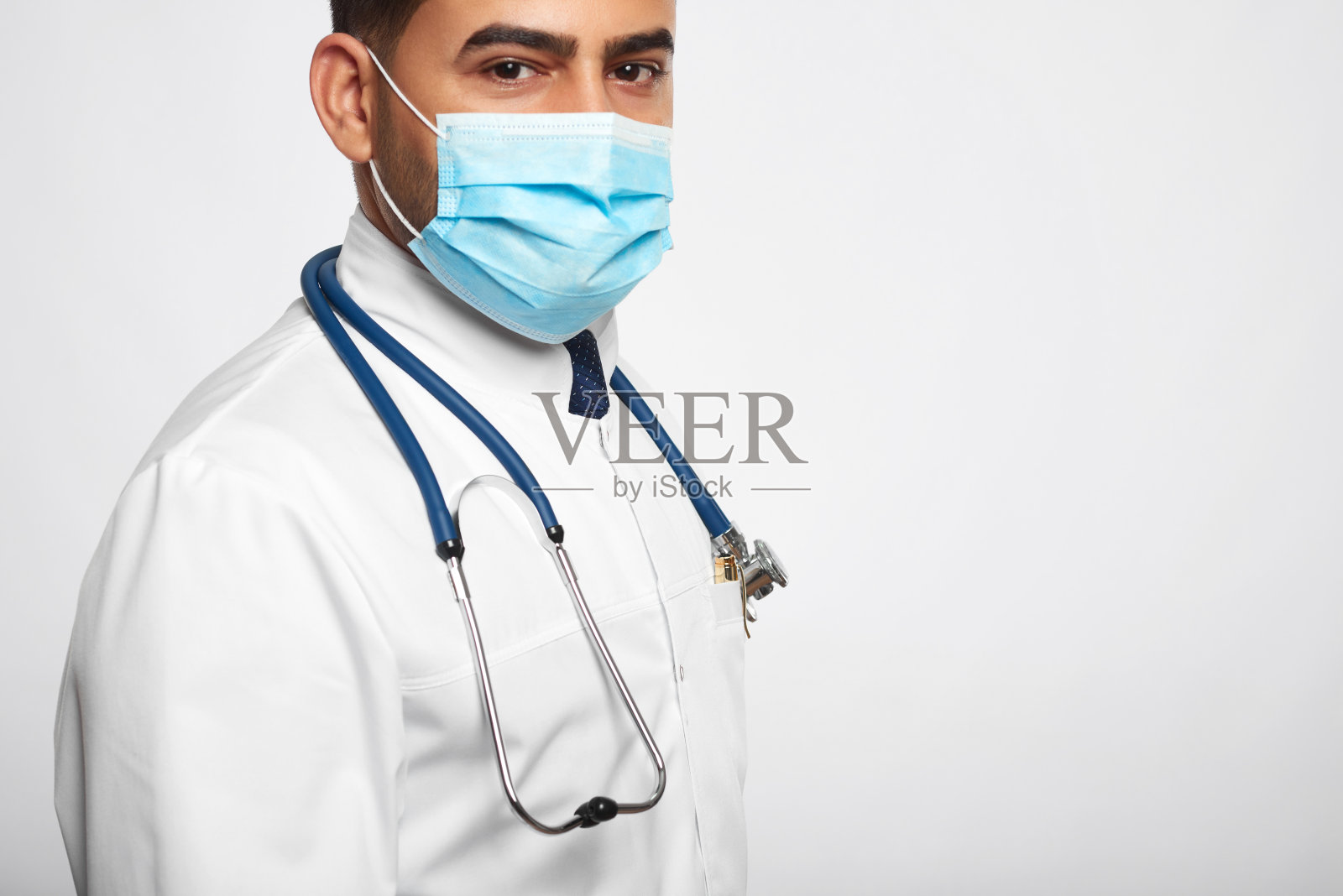 男医生在工作室摆姿势照片摄影图片