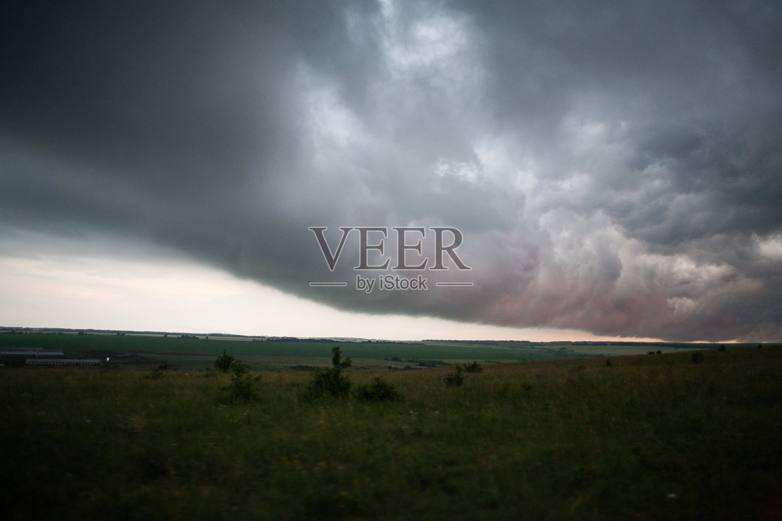 大自然中一片灰暗的天空照片摄影图片