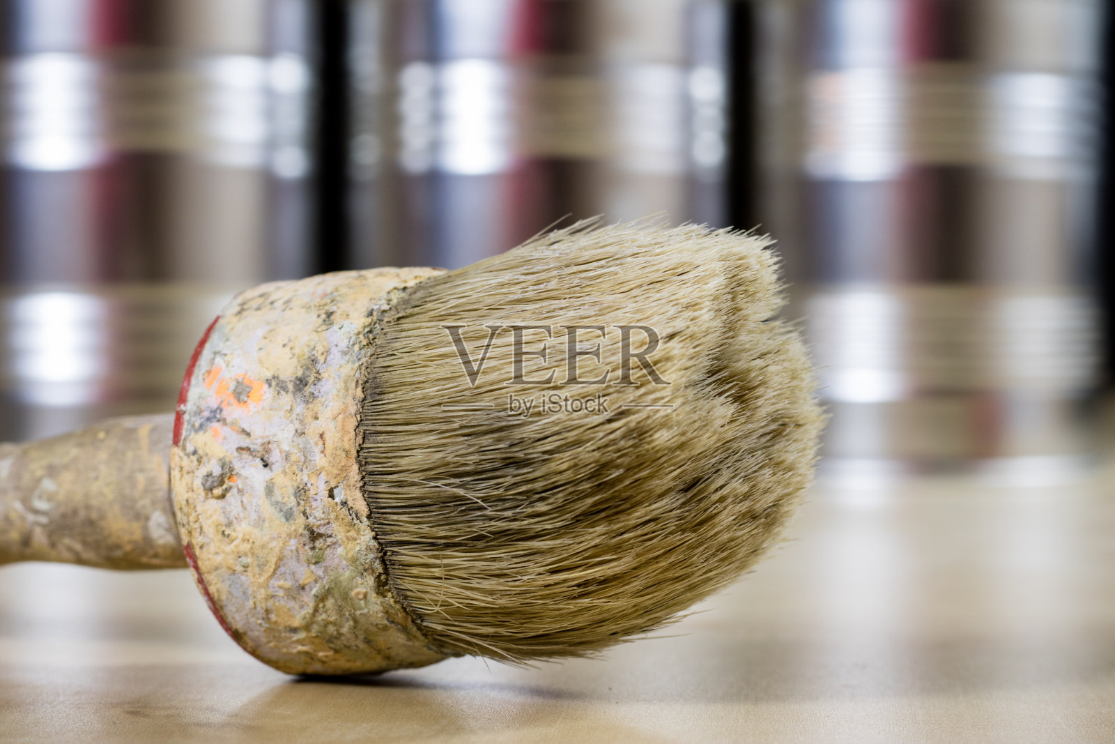 油漆用的旧刷子，木桌上的油漆罐。喷漆车间。黑色背景照片摄影图片